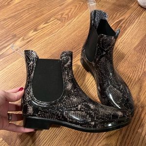 Size 8 | snakeskin print | rain boot